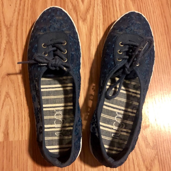 Fun and Airy Casual Sneakers - NEW - Picture 2 of 3